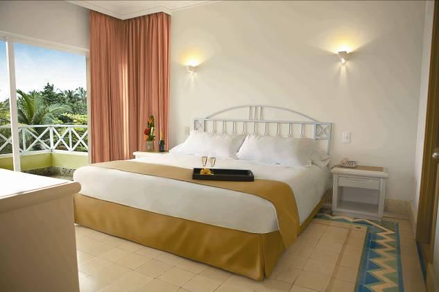 El hotel Las Américas Casa de Playa ofrece 250 habitaciones y suites recientemente remodeladas con balcones