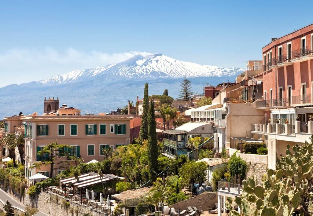 Pasa la tarde en la famosa ciudad de Taormina, con un centro lleno de encanto y animación y el monumento más fotografiado de la isla, el Teatro
