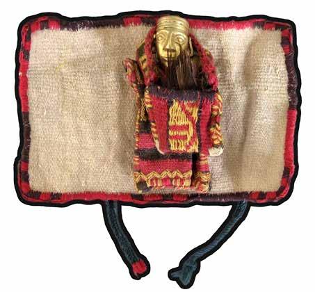 58 59 Ofrenda Inca de una pequeña figurina de oro, correspondiente a un personaje masculino que lleva tocado y orejeras.