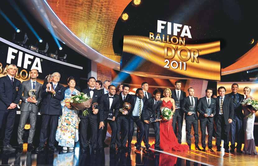 03 Competiciones de la FIFA 60 Clasificaciones mundiales de la FIFA 74 Gala del FIFA Ballon d Or 76 Tras la ceremonia, los galardonados y los invitados subieron al escenario y posaron para los medios.