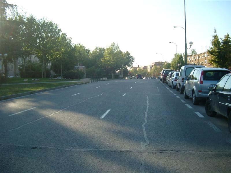 de 28,70 m. Este tramo conecta con una vía ciclista existente de modalidad bidireccional en el lado impar. Avda.