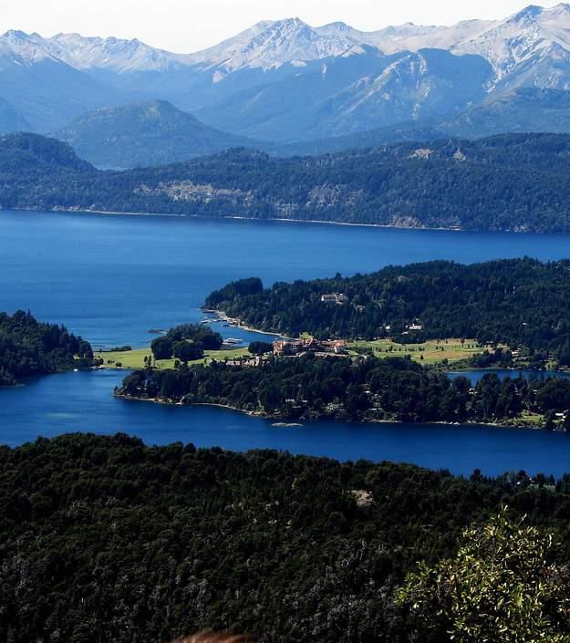 asesorados por nuestros guías. Este paso integra el Parque Nacional Puyehue en Chile y el Parque Nacional Nahuel Huapi en Argentina, hasta llegar al punto más alto de la Cordillera a 1.321 msnm.