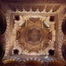 Del arte bizantino, la utilización de bóvedas y cúpulas para cubrir edificios. Del arte visigodo, el arco de herradura.