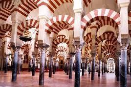 La mezquita tenía once naves perpendiculares al muro de la quibla. Pero, a medida que el emirato de Córdoba crecía en prestigio político, sufrió sucesivas ampliaciones.