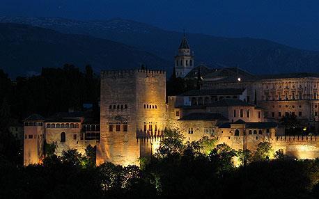 Con igual renombre se alza también en Sevilla la singularísima Torre del Oro, levantada en las afueras de la ciudad. 3.3 Siglos XIII XV: el sultanato nazarí de Granada.