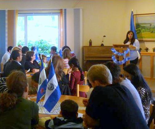 Luego de entonar las notas del Himno Nacional, la Primer Secretario y Encargada de Asuntos Consulares, Nancy Guevara declamó la Oración a la Bandera Salvadoreña.