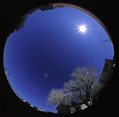 El color azul del cielo se debe a los fenómenos de refracción de la luz al entar a la atmósfera y al Esparcimiento