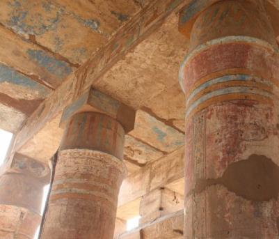Sala hipóstila del Templo de Karnak en Luxor, Egipto Descripción : imagen interior de un templo egipcio Localización : templos de Karnak se erige en la orilla oriental del Nilo, muy cerca de la