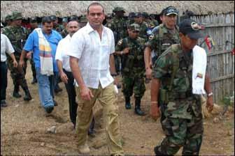2013 Los ex jefes paramilitares piden ser escuchados en las negociaciones Los exjefes paramilitares pidieron ser escuchados en el proceso de diálogo que emprendieron el gobierno colombiano y las FARC