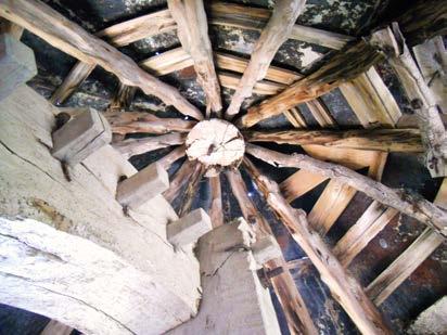 denominadas plumas o correas velerons. Sobre esta estructura de madera se colocaban diversas capas de carrizo.