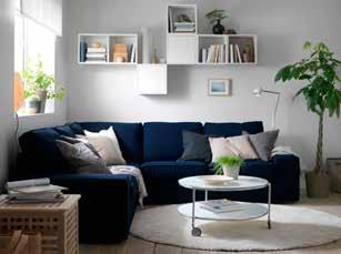 Pero para esto, el sofá naranja debe tener un diseño delicado y sus bordes deben estar destacados en un color negro o marrón oscuro.
