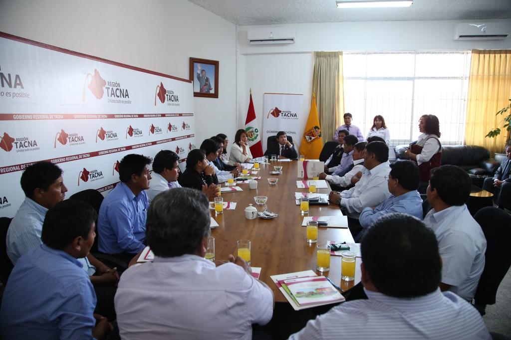 También participó en firma de convenios en Tacna Ministra se reúne con alcaldes que participan en Sello Municipal Imágenes de la reunión entre los alcaldes distritales de Tacna que participan en el