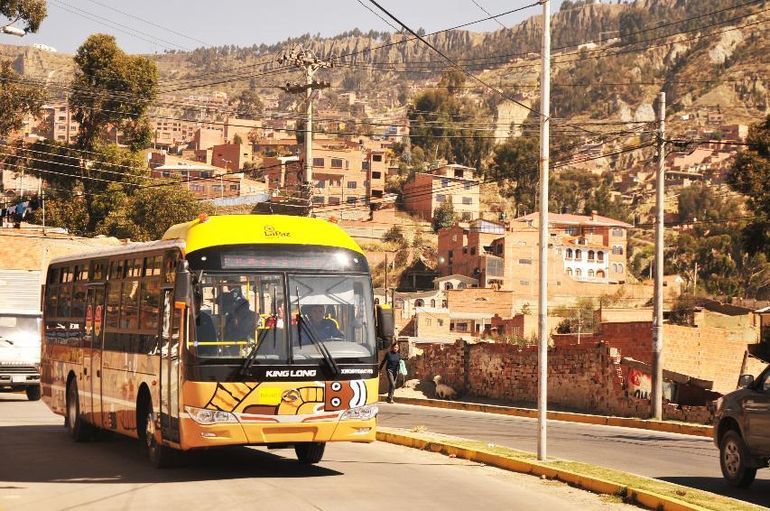 Buses PumaKatari como primera etapa de implementación del sistema Servicio de