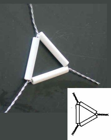 Triángulo Triángulo metálico recubierto de una sustancia refractaria.