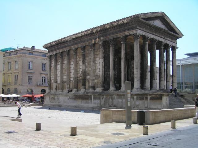Espai exterior Pòdiun elevat (influència etrusca) Planta rectangular Columnes laterals i darrere adossades (20 columnes).