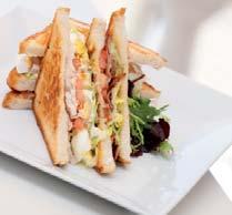 sándwiches Sándwich Vegetal de ensalada de atún (Tramezzini de tomate con jugosa ensalada de atún, maíz, espárragos, huevo y pepinillos agridulces.