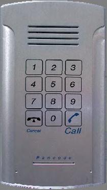 Con solo preonar un botón, el marca el número de una extenón predefinida de hasta 20 dígitos, permitiendo que se lleve a cabo una conversación e incluso abrir la puerta desde la extenón llamada
