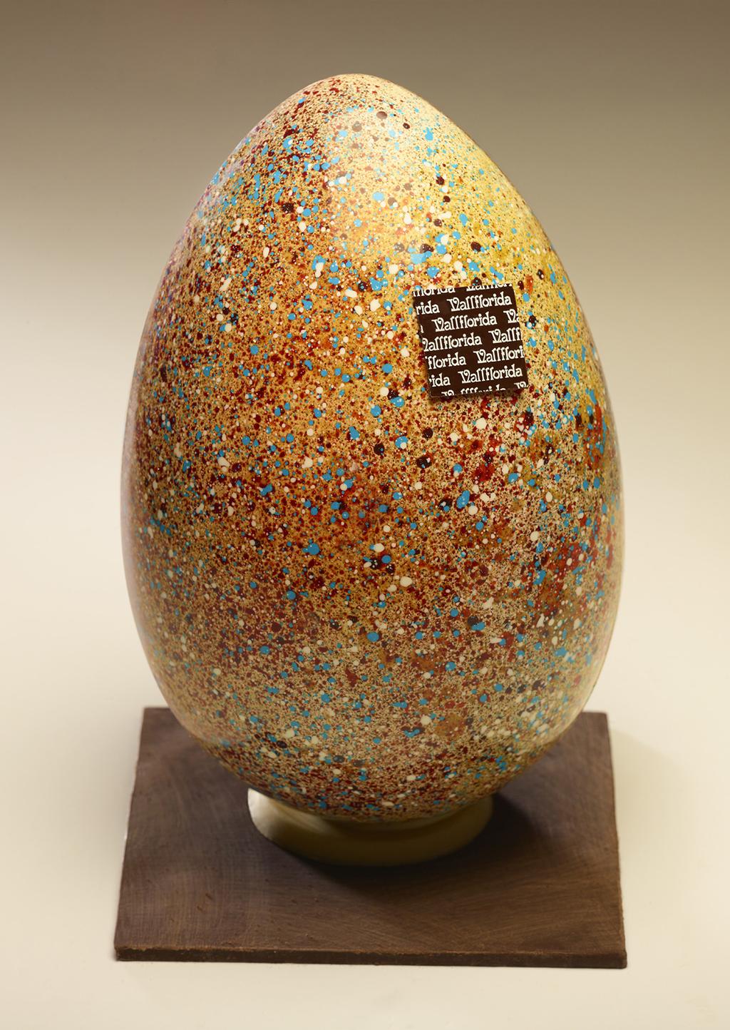 huevo pascua colores POR LLUÍS COSTA Sencillo pero atractivo. El tradicional huevo de Pascua con una brillante explosión de color.