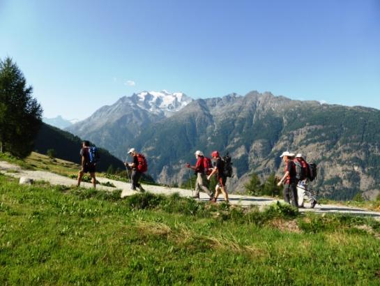 INTRODUCCIÓN: El Monte Rosa es el segundo gigante alpino y es posiblemente una de las montañas más conocida de los Alpes por sus espectaculares glaciares, múltiples veces fotografiados y reproducidos.