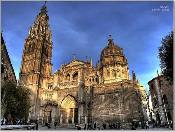 La ciudad de Toledo LA CATEDRAL DE TOLEDO - Es de estilo gótico del siglo XIII. Fue iniciada en 1226 por el maestro Martín (francés), reinando Fernando III.