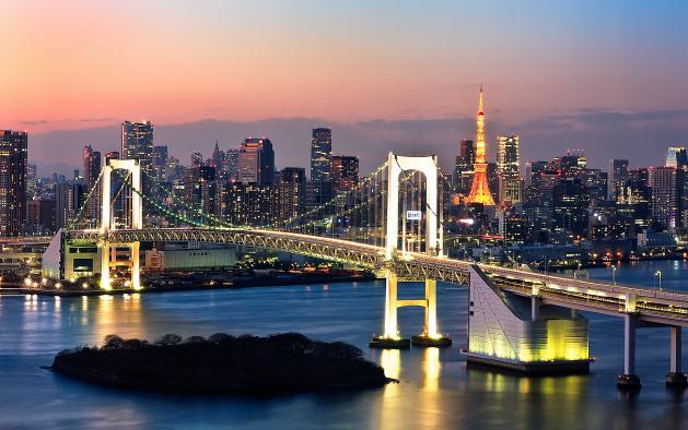 TOKIO Tokio ( ) capital de Japón, localizada en el centro-este de la isla de Honshu. Es el centro de la política, economía, educación, comunicación y cultura popular del país.