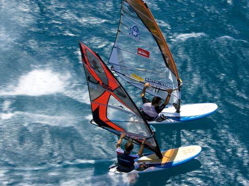 Cuando el cielo se torna negro y las olas aumentan, los windsurfistas experimentados cogen su material pequeño y salen a jugar con los elementos.