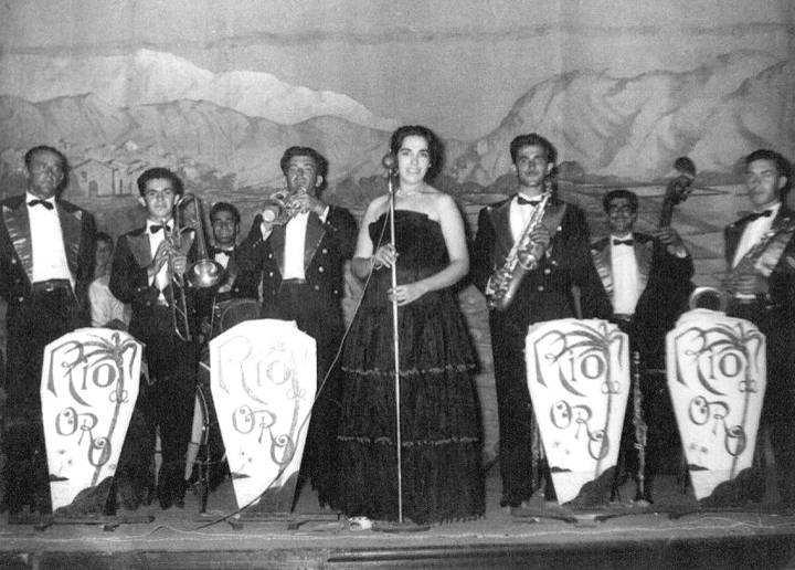 (saxo alto), quien cuando debutó con ella solo contaba 14 años de edad. Luego se incorporó al conjunto el arafero don Antero Rodríguez Fariña Siso 4 (acordeón) y doña Josefina Remón (vocalista).