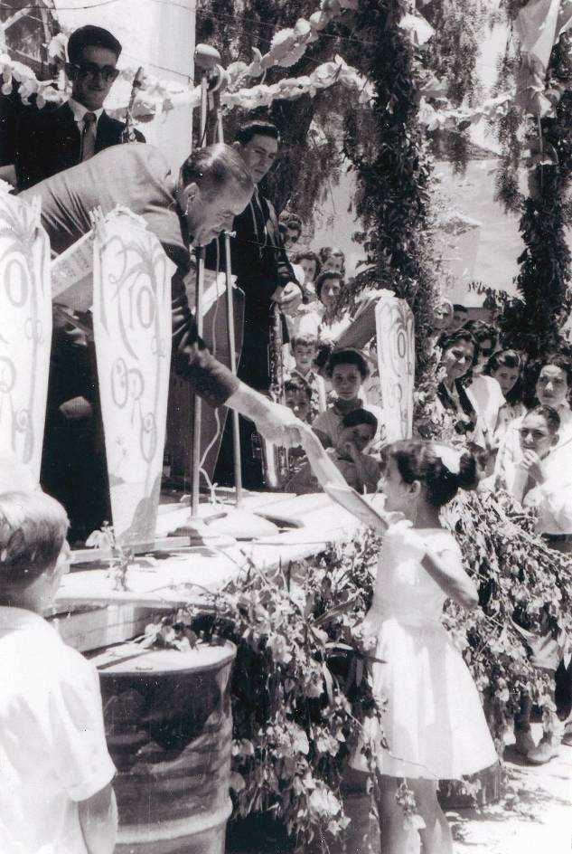 La orquesta Río de Oro durante las fiestas de San Juan en Araya el 24 de junio de 1958, con don Abilio Alonso Otazo y don Óscar Flores Casanova; el alcalde, don Andrés Tejera Reyes, entrega un premio