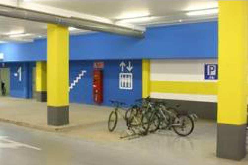 Imatge 1.1.7 Aparcaments de bicicletes dins d un aparcament soterrat. Font: Manual de aparcamientos de bicicletas. Ministerio de Industria, Turismo y Comercio i elaboració pròpia.