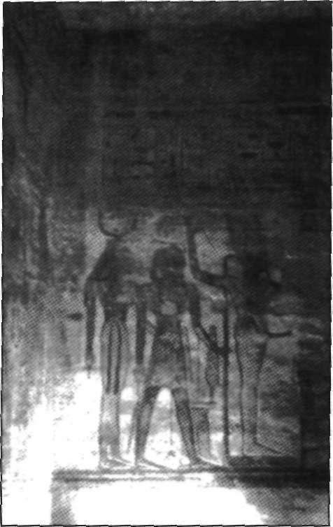 Fig. 10-6. Isis, Horus şi Osiris la Abu Simbel. Cârligul şi biciul sunt instrumentele propriu-zise (fig. 10-5), ele i-au aparţinut lui Tutankamon.