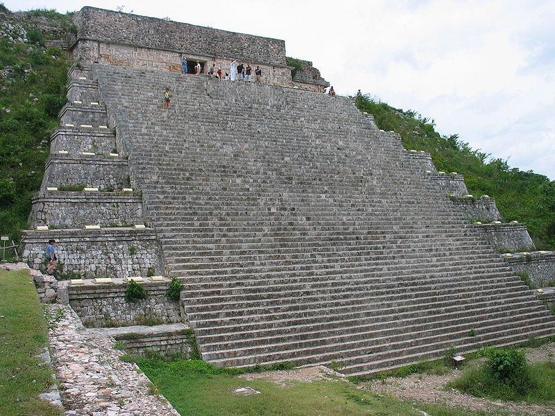 La Gran Pirámide Consta de nueve basamentos escalonados con una gran escalera a la que se llega a una plataforma que, separada por