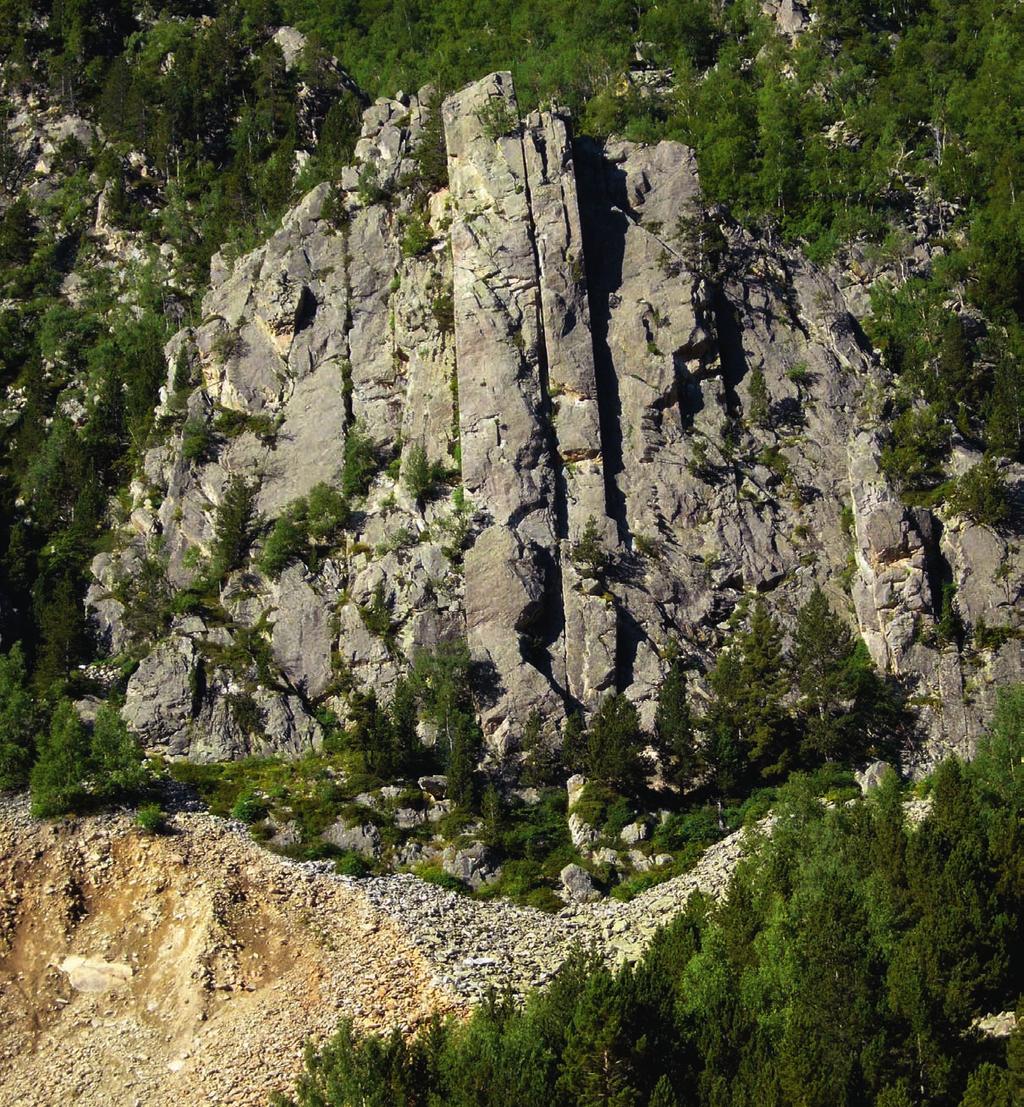 Escalada en el Ampriu 7 TORRE DE MARFIL Es una de las rocas-símbolo del valle.