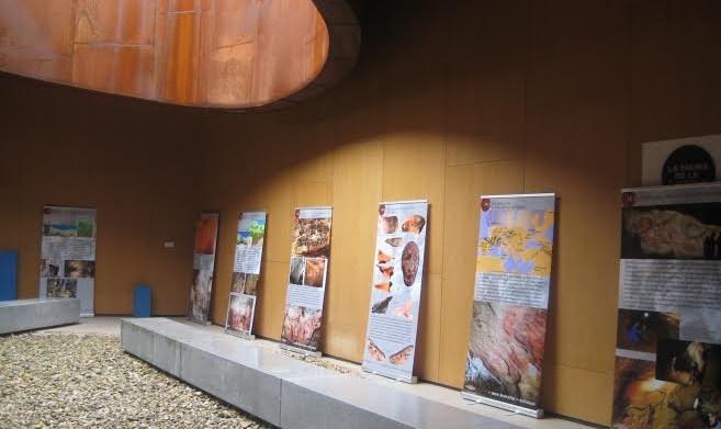 Llegada al Parque de la Prehistoria de Teverga y visita guiada a la Galería, a la muestra temporal El Arte Rupestre en Asturias (solo en octubre) y a la Cueva de Cuevas. 12.