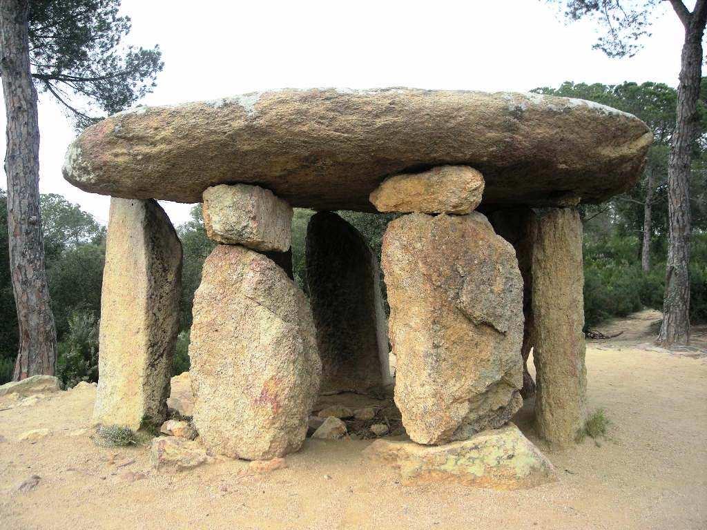 Tipus de megàlits Menhir: Enormes pedres clavades en forma vertical al terra.