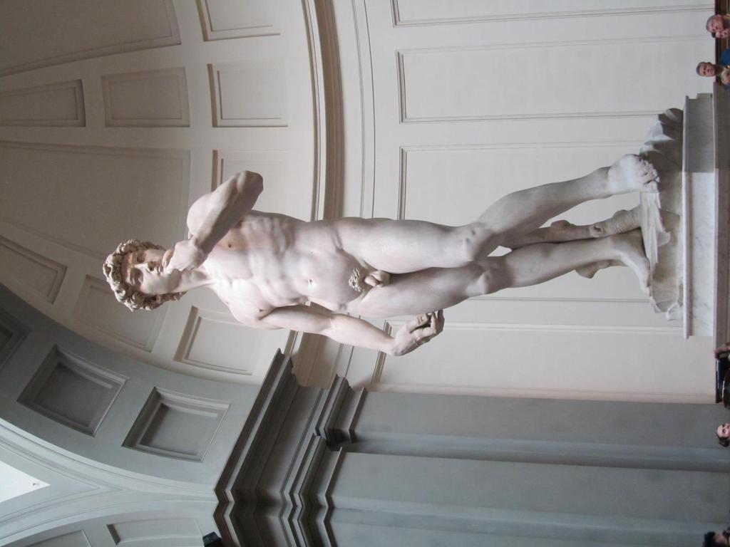 Estatua de David realizada en mármol de Carrara.