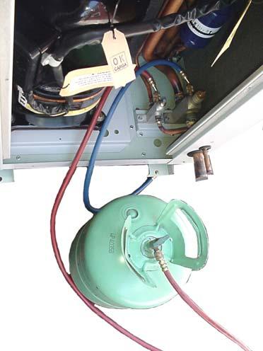 R-410A Manguera en caso de hacer vacío Fig. 6 Abra el tubo de gas R-410A sin invertirlo y purgue la cañería y la serpentina evaporadora permitiendo que el gas escape por la llave de succión.
