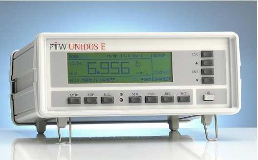 En el presente estudio hemos empleado la microcámara marca PTW y modelo Pin Point 31016 (Figura 21). Figura 21. Micro cámara de ionización Pin Point y electrómetro UNIDOS-E.