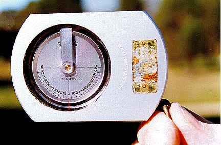 Clinómetro Suunto Instrumento de medición de alturas. Es robusto, compacto, moderadamente costoso y de un tamaño y peso pequeño.