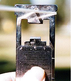 Dendrómetro II ó destapador de botellas Es un instrumento barato, resistente, que sirve para medir el área basal de los árboles,