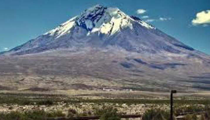 Volcanismo activo en el Altiplano-Puna Volcán Tacora Estratovolcán cónico compuesto por lavas y domos, intercalados con depósitos de flujos piroclásticos, de composición dacítica con andesitas