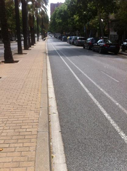 Aquest carril bici dóna entrada al barri de la Prosperitat pels carrers Turó Blau, Borràs, Argullós, que es presenta com a via ciclable, i Joaquim Valls que és un carrer en part pacificat i que, a