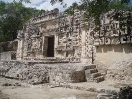 El estilo chenes Los templos son bajos, con un rico y complejo diseño sobre su fachada principal a base de mosaico de piedra estucada, en que se desarrolla