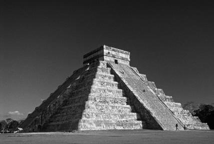 La magia de México 3. Lee este artículo. En el pasado, la pirámide de Chichén Itzá en Yucatán, México, fue un gran centro religioso de la cultura maya.