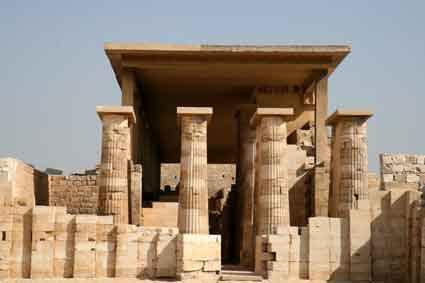 Allí visitaremos el Complejo Funerario del faraón Djoser con su gran pirámide escalonada, la pirámide de Teti y alguna de las mastabas más importantes y bellas, como la mastaba de Mereruca o la de