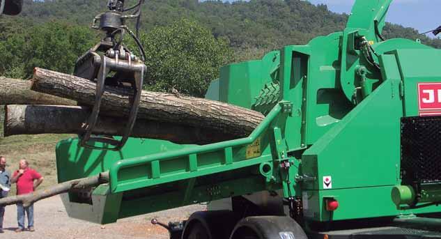 Estellat de la biomassa Operacions que condicionen la qualitat de l estella forestal 23 L estellat de la biomassa és el procés pel qual es tritura i transforma la biomassa forestal.