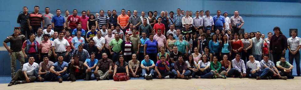 72 Poveda y Morales Figura 3: Docentes líderes de secundaria 2013 en una capacitación ofrecida por el Proyecto Reforma de la Educación Matemática en Costa Rica. San José, Costa Rica.
