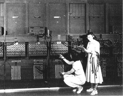 El modelo de Von Neumann Antes: programar era conectar cables (ENIAC) Hacer programas era mas una cuestión de