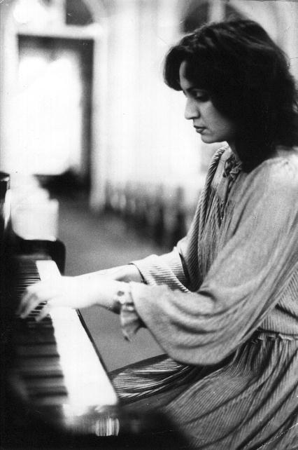 Julia Supinova, piano Julia Supinova, nace en la antigua Checoslovaquia, donde empezó sus estudios de música a los cinco años con su padre, que era violinista.
