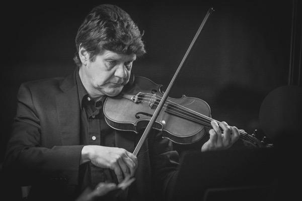 Tobias Gossmann, violín Tobias Gossmann nació en Siegen (Alemania).