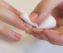 #1 Limpiar bien las uñas Utilizar un buen quitaesmaltes o un poco de alcohol para eliminar restos de